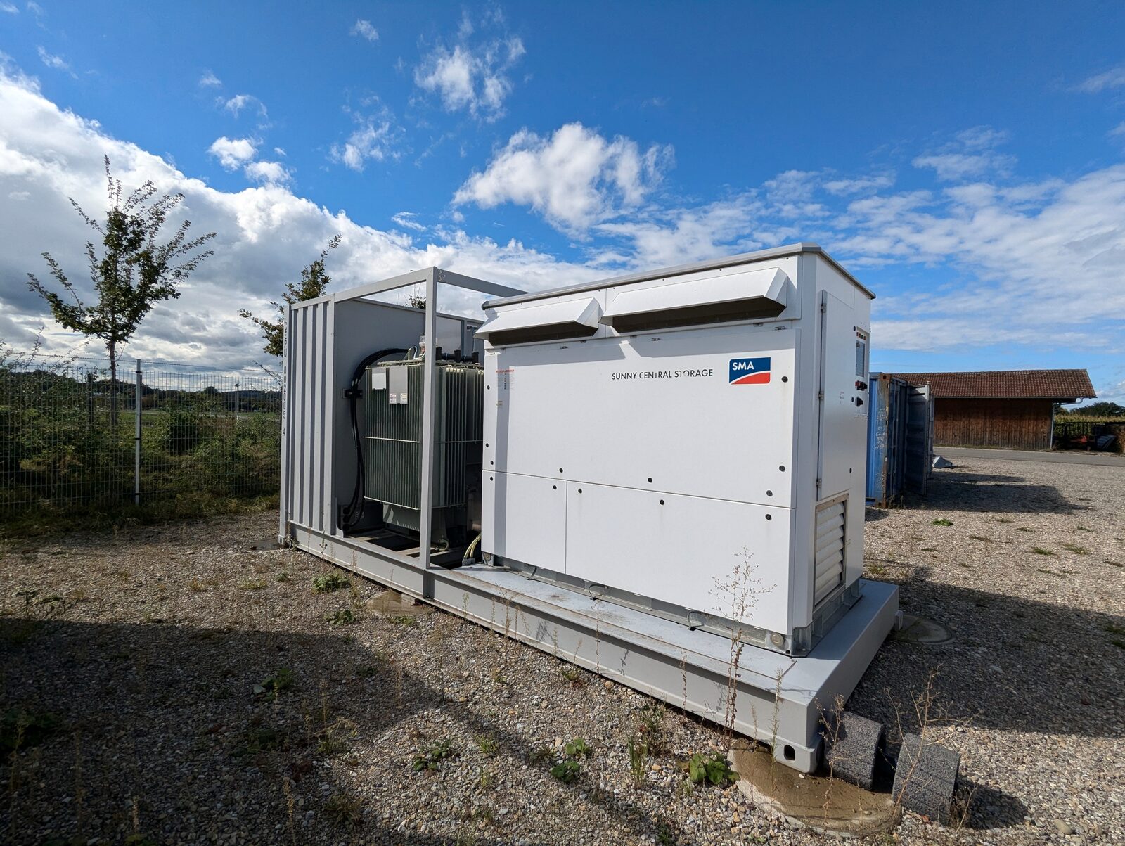 Containerstation des netzbildenden Batteriewechselrichters auf dem Gelände der Energiezukunft Fuchstal